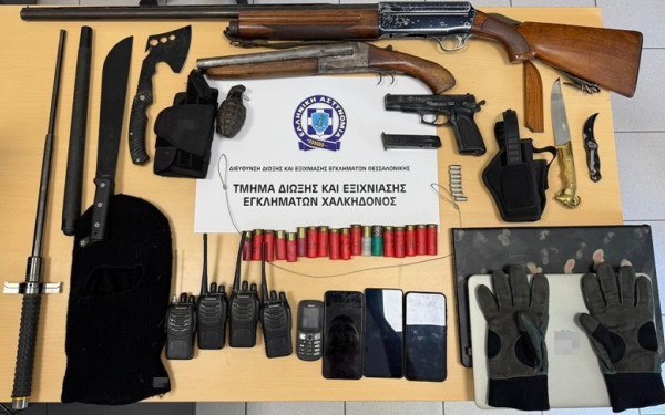 Θεσσαλονίκη: Συνέλαβαν φυγόποινο και έπεσαν πάνω σε οπλοστάσιο