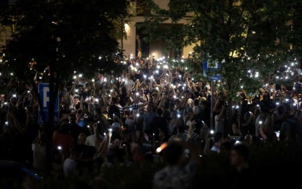 Σερβία: Μπλόκα σε δρόμους και γέφυρες μετά τις συλλήψεις φοιτητών - Ο Βούτσιτς μιλά για «ναζιστικές μεθόδους» των διαδηλωτών