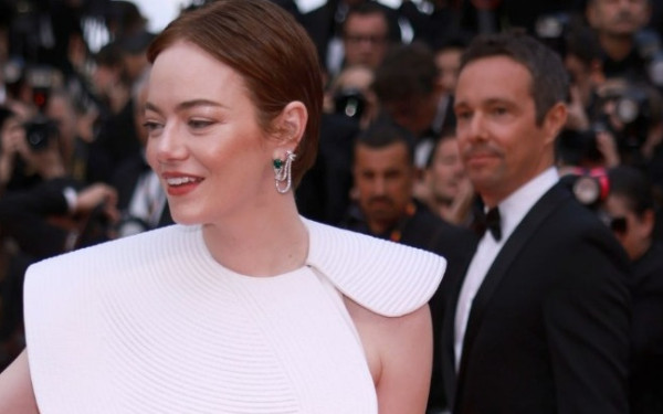 Το πρώτο τρέιλερ της νέα ταινίας του Γιώργου Λάνθιμου «Bugonia» με την Έμα Στόουν