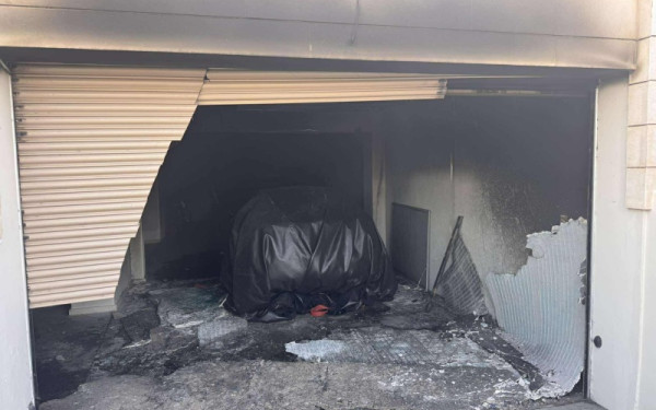 Θεσσαλονίκη: Στις φλόγες υπόγειο μονοκατοικίας μετά από φωτιά σε υβριδικό όχημα στη Θέρμη