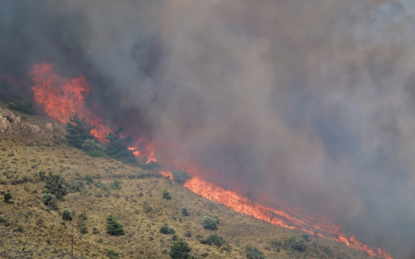 Μαίνεται η μεγάλη φωτιά στη Χίο: Καίγεται η Μονή Αγίου Μάρκου - Μπαράζ μηνυμάτων από το 112 για εκκενώσεις οικισμών -  Στη Σαντορίνη έφτασαν οι καπνοί (βίντεο)