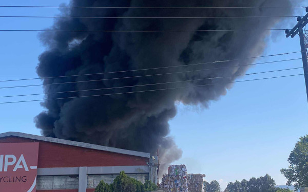 Θεσσαλονίκη: Τοξικό το νέφος από τη φωτιά στη Σίνδο - Τι πρέπει να κάνουν οι πολίτες