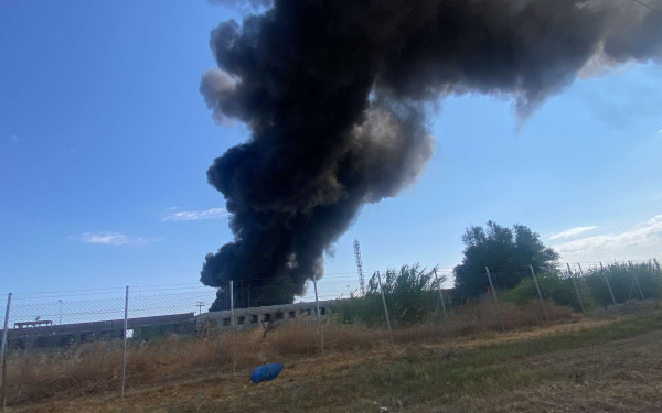 Θεσσαλονίκη: Συνεχίζεται η μάχη με τις φλόγες σε εταιρεία ανακύκλωσης στη ΒΙΠΕ Σίνδου -  Καλύτερη η εικόνα της  (βίντεο)