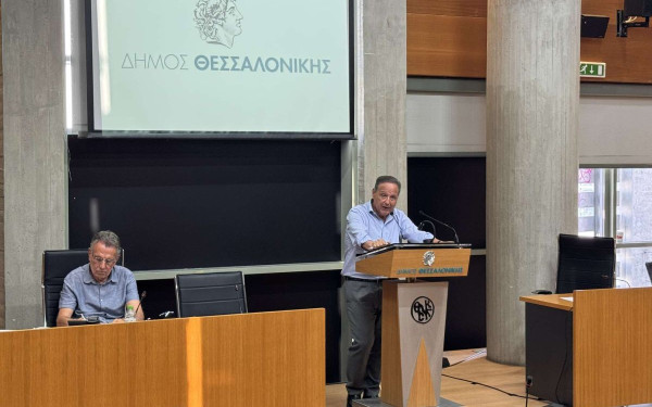 Σ. Αγγελούδης: «Γκρεμίζουμε τρία απαράδεκτα λυόμενα σχολεία» - Κόντρα για τη σχολική στέγη στο Δημοτικό Συμβούλιο