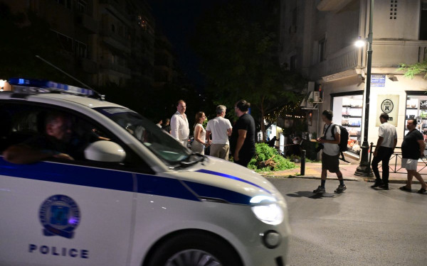 Κολωνάκι: «Ήρθε επάνω μας ένα τσουνάμι από μέταλλα και γυαλιά» λέει γυναίκα για το τροχαίο στο εστιατόριο (βίντεο)