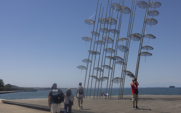 Καιρός: Ανεβαίνει έως τους 36 το θερμόμετρο - Ισχυροποίηση των ανέμων στο Αιγαίο