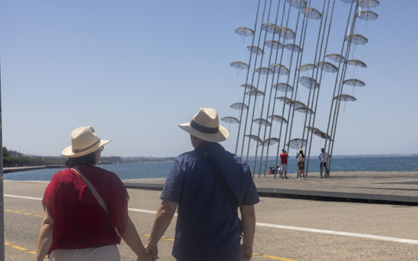 Καιρός: Υποχωρούν οι ισχυροί άνεμοι την Κυριακή - Ως 33 βαθμούς στη Θεσσαλονίκη