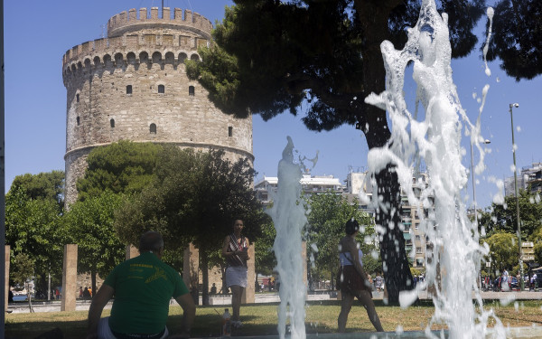 Καιρός με δύο «πρόσωπα»: Έρχονται μπόρες και καταιγίδες πριν το πρώτο 36άρι του Σαββατοκύριακου (βίντεο)