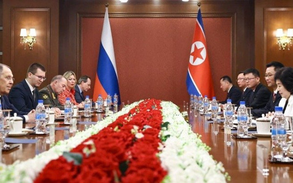 Ρωσία-Βόρεια Κορέα: Ο Λαβρόφ συναντήθηκε με τον Κιμ
