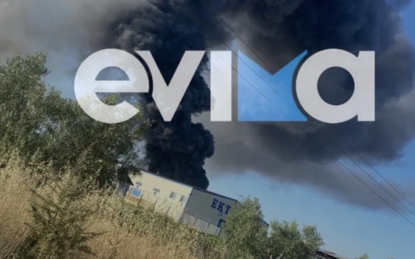 Καίγεται ολοσχερώς εργοστάσιο πλαστικών στην Αυλίδα - Μήνυμα του 112