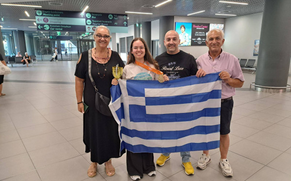 Στο αεροδρόμιο «Μακεδονία» έφτασε η Παγκόσμια Πρωταθλήτρια του Διαγωνισμού Microsoft Office Specialist, η μαθήτρια του 3ου Λυκείου Καλαμαριάς