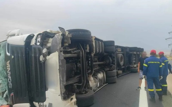 Θεσσαλονίκη: Εξετράπη νταλίκα σε ρέμα στην εθνική οδό Θεσσαλονίκης-Αθηνών - Απεγκλωβίστηκε μόνος του ο οδηγός