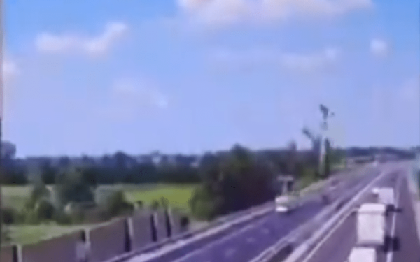 Ιταλία: Συντριβή αεροσκάφους σε αυτοκινητόδρομο έξω από την Μπρέσια - Νεκροί οι δυο επιβαίνοντες