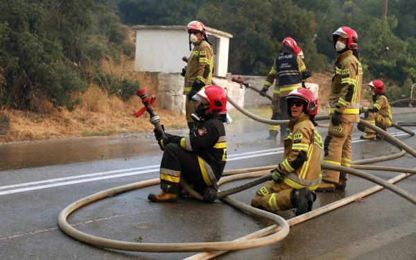Μεγάλη πυρκαγιά στην Κύπρο: Η Ελλάδα στέλνει 26 δασοκομάντος στη Λεμεσό