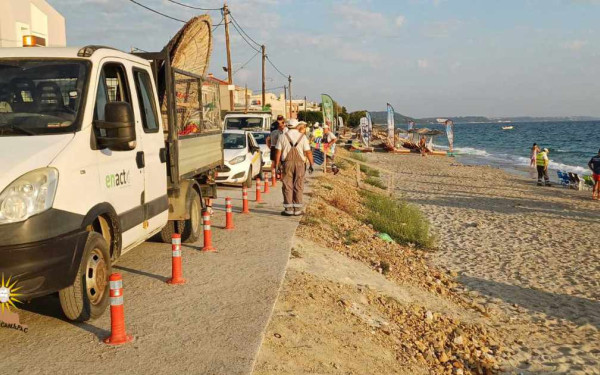 Δήμος Κασσάνδρας: Συνεχίζεται η απομάκρυνση ομπρελών και εξοπλισμού από τις παραλίες