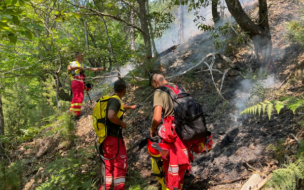 Αλβανία: Η Ελλάδα απέστειλε 2 πυροσβεστικά αεροσκάφη για τη φωτιά στο Dukat