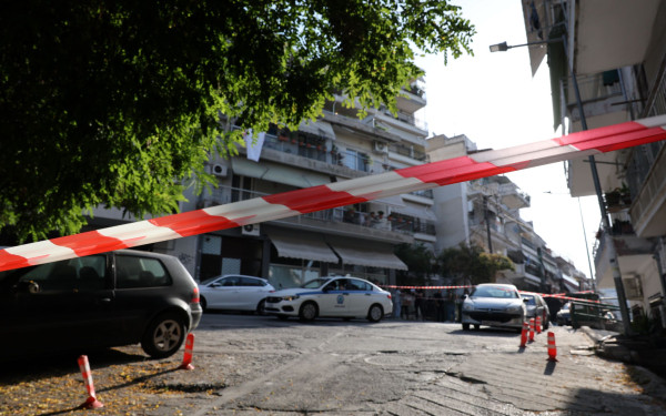 Θεσσαλονίκη - Συκιές: Ισχυρή έκρηξη με «άρωμα τρομοκρατίας» σε είσοδο πολυκατοικίας με τρία κιλά εκρηκτικών - Δύο τραυματίες και υλικές ζημιές
