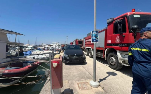 Χαλκιδική: Φωτιά σε σκάφος μέσα στη μαρίνα της Νικήτης