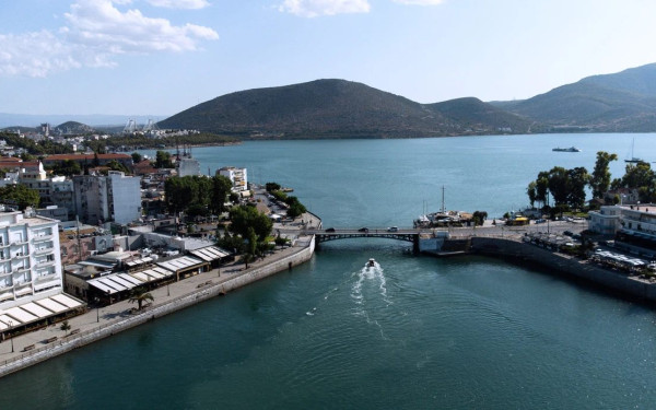 Κυκλοφοριακό χάος στη Χαλκίδα - «Κόλλησε» η παλιά γέφυρα του Ευρίπου (βίντεο)