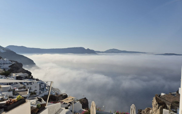 Σαντορίνη: «Πέπλο» από σύννεφα κάλυψε την καλντέρα μέχρι την επιφάνεια της θάλασσας (βίντεο)