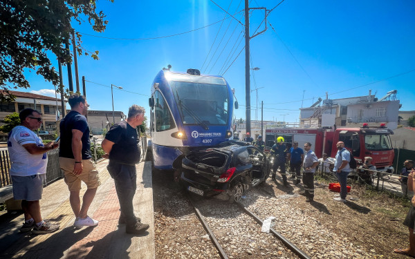 Πάτρα: Η στιγμή της σύγκρουσης του τρένου με το αυτοκίνητο (βίντεο)