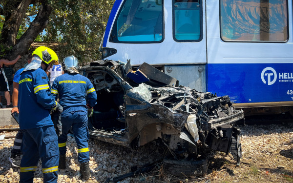 Πάτρα: Σύγκρουση τρένου του Προαστιακού με αυτοκίνητο - Πληροφορίες για εγκλωβισμένο