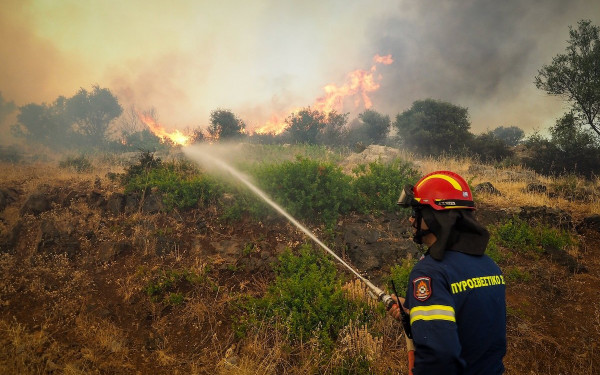 Αγρίνιο: Υπό έλεγχο η φωτιά δίπλα από την Ιόνια Οδό - Δείτε βίντεο