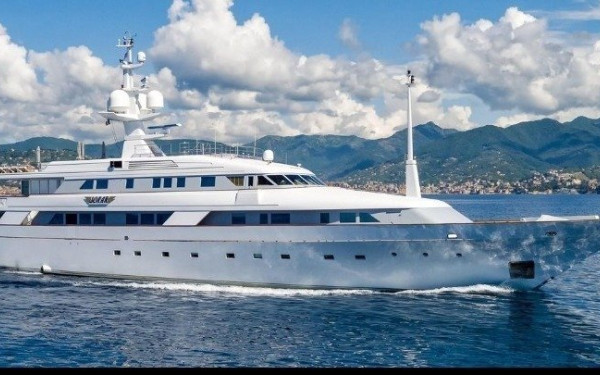 Χαλκιδική: Προσαραγμένη και με ρήγμα πέντε μέτρων παραμένει η θαλαμηγός στο ακρωτήρι Αγίου Νικολάου