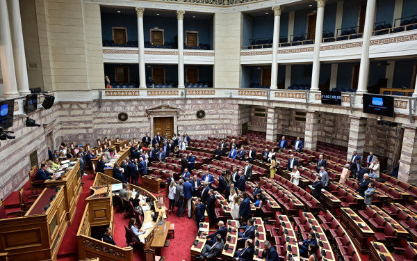 Άνω - κάτω η Βουλή: Αναβολή της ψηφοφορίας για την Προανακριτική για τον ΟΠΕΚΕΠΕ ζήτησε το ΠΑΣΟΚ - Tο αίτημα απορρίφθηκε εν μέσω αντιδράσεων - Αποχώρησε η αντιπολίτευση