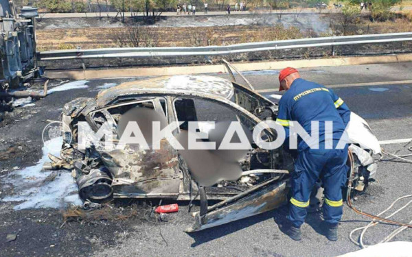 Τραγωδία στην Εγνατία Οδό: Σοκαριστικές φωτογραφίες αμέσως μετά το τροχαίο - Η στιγμή που πυροσβέστης αντικρίζει τις απανθρακωμένες σορούς