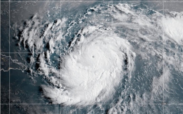 Καραϊβική: Ο κυκλώνας Έριν ενισχύθηκε στην «Κατηγορία 5»