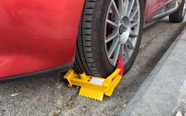 Θεσσαλονίκη: Πρόστιμα σε τουρίστες που σταθμεύουν παράνομα- Πόσα οχήματα πιάστηκαν στις «δαγκάνες» της Δημοτικής Αστυνομίας