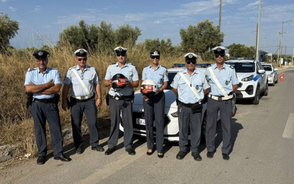 Χαλκιδική: Οι αστυνομικοί μοίρασαν κράνη σε οδηγούς