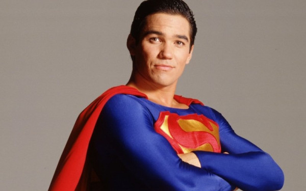 Ο «Σούπερμαν» κατατάσσεται στην ICE για να «σώσει» την Αμερική από τους μετανάστες - Ο Ντιν Κέιν στο πλευρό της σκληρής γραμμής Τραμπ