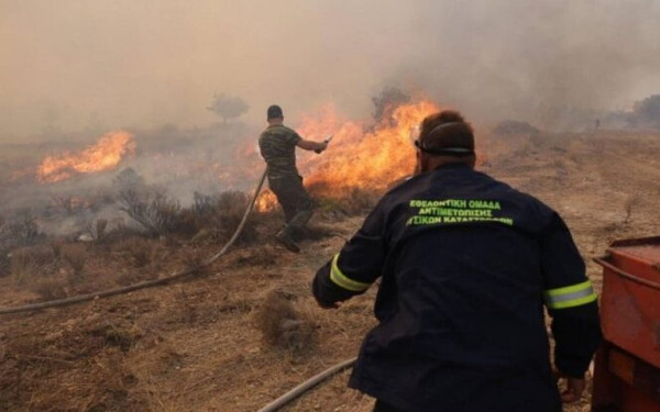 Κρήτη: Φωτιά εκδηλώθηκε στο Δήμο Αγίου Νικολάου - Στο σημείο επιχειρούν πάνω από 55 πυροσβέστες