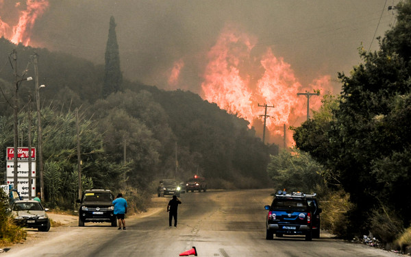 Δυτική Αχαΐα: Νέα μηνύματα του 112 για εκκένωση - Δεύτερο μέτωπο στο Πλατάνι - Με εννέα μποφόρ πνέουν οι άνεμοι