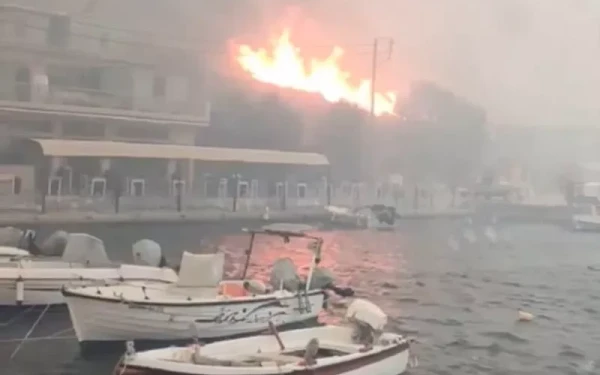 Εκτός ελέγχου η φωτιά στη Χίο - Πάνω από 60 απεγκλωβισμοί, καίγονται σπίτια - Δείτε βίντεο