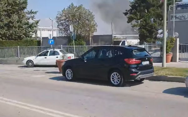 Θεσσαλονίκη: Φωτιά σε συνεργείο αυτοκινήτων στα Λαγυνά - Μεγάλη η κινητοποίηση της πυροσβεστικής (βίντεο)
