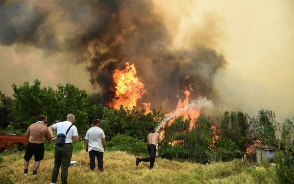 Κάτω Αχαΐα: Κοντά σε σπίτια η φωτιά - Νέα μηνύματα εκκένωσης από το 112