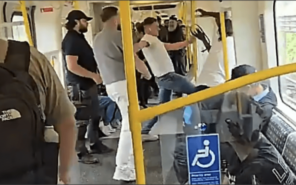 Λονδίνο: Άνδρας κατέβασε το παντελόνι του μέσα σε βαγόνι του μετρό - Επιβάτες του επιτέθηκαν (βίντεο)