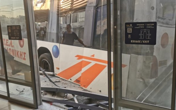 Θεσσαλονίκη: Λεωφορείο κύλησε ανεξέλεγκτο και έπεσε πάνω στο κτίριο των ΚΤΕΛ Χαλκιδικής