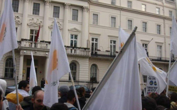 Λονδίνο: Αντιδράσεις των Κυπρίων της Βρετανίας για την αμυντική συμφωνία Λονδίνου - Άγκυρας