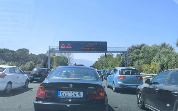 Σε πλήρη εξέλιξη η «έξοδος» των Θεσσαλονικέων: Ομαλή η κίνηση στα Μάλγαρα και προς Χαλκιδική - Μποτιλιάρισμα στο δρόμο για Πιερία - Ουρές στα σύνορα (βίντεο)