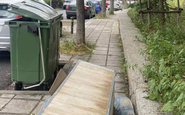 Θεσσαλονίκη: Βάρκα, φέρετρο και αντιδραστήρια αιματολογικών τεστ - Η ασυνειδησία μας συχνάζει έξω από κάδους απορριμάτων