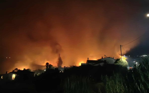 Πύρινη κόλαση σε Αχαΐα, Χίο, Πρέβεζα και Ζάκυνθο: Δύο νέα μέτωπα σε Μέγαρα και Κεφαλονιά - Ξεκίνησαν οι πρώτες ρίψεις των εναέριων μέσων (βίντεο)