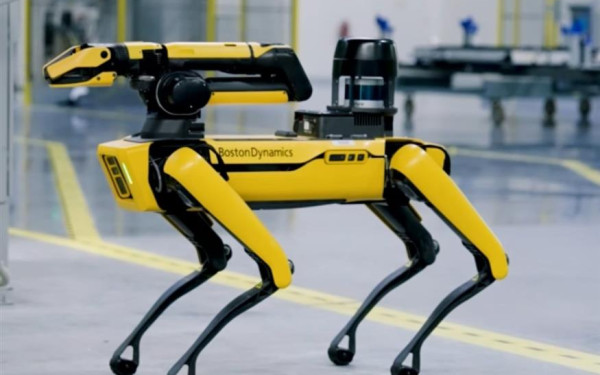 Σαν σενάριο ταινίας επιστημονικής φαντασίας: Ρομποτικός σκύλος επιτηρεί εργαζόμενους σε εργοστάσιο (βίντεο)