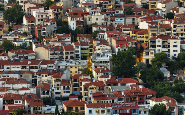 Δημογραφικό: «Συρρικνώνει» τα τετραγωνικά των ακινήτων