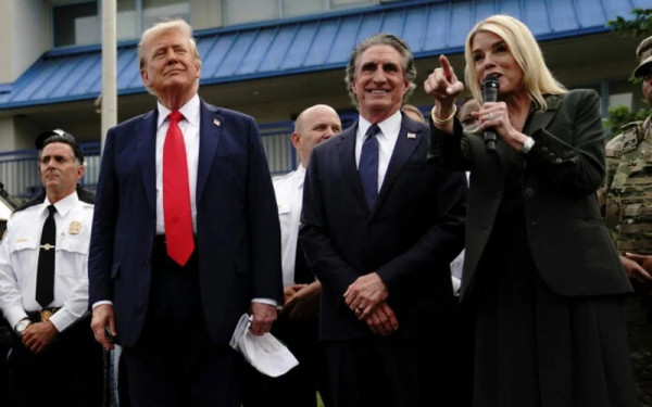 ΗΠΑ: Ο Τραμπ επισκέφθηκε στρατό και αστυνομία στην Ουάσιγκτον – «Θα μείνουμε όσο χρειαστεί» (βίντεο)