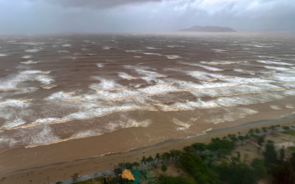 Συναγερμός στο Βιετνάμ για τον τυφώνα Κατζίκι: 325.000 κάτοικοι απομακρύνονται εσπευσμένα από τα σπίτια τους (βίντεο)