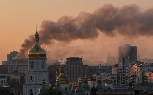 Ουκρανία: Στις φλόγες η έδρα της κυβέρνησης μετά την επίθεση της Ρωσίας στο Κίεβο (βίντεο)